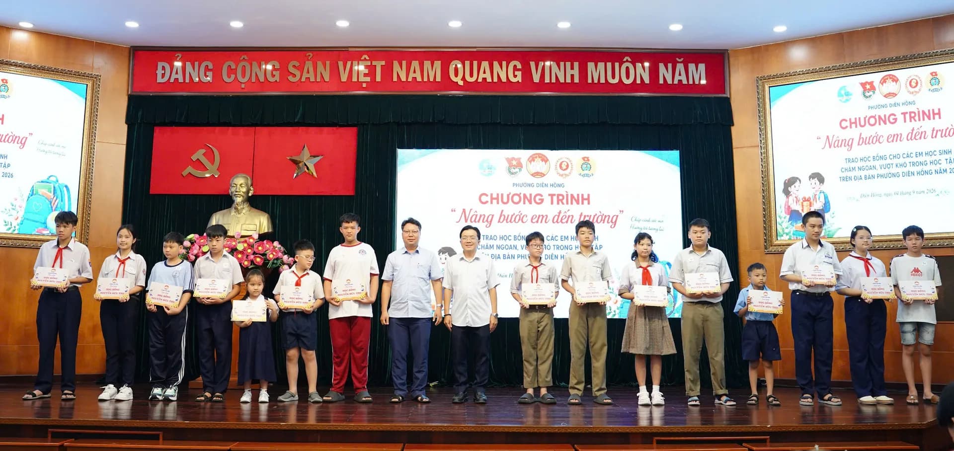 TRAO 140 SUẤT HỌC BỔNG, TIẾP SỨC HỌC SINH VƯỢT KHÓ ĐẾN TRƯỜNG