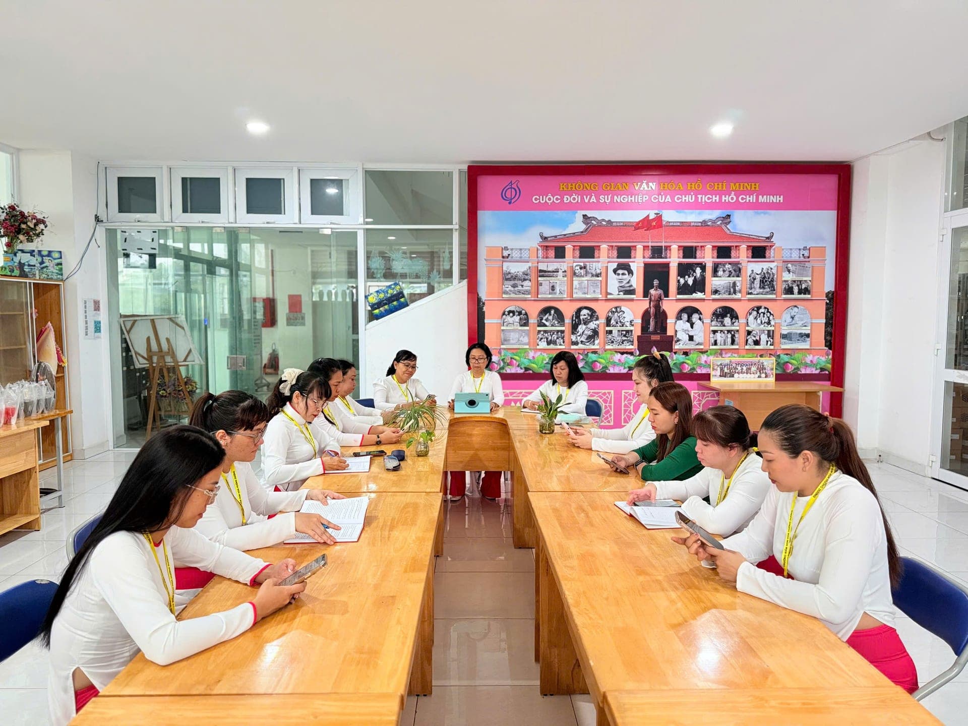 GẮN HỌC TẬP VÀ LÀM THEO BÁC VỚI SINH HOẠT CHI BỘ TẠI TRƯỜNG MẦM NON HOA HƯỚNG DƯƠNG
