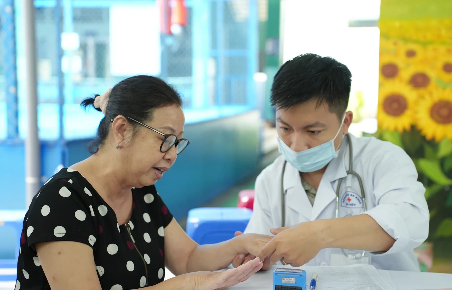 PHÓNG SỰ ẢNH: NHỮNG ĐÔI BÀN TAY GIỮ LẤY SỨC KHỎE CỘNG ĐỒNG