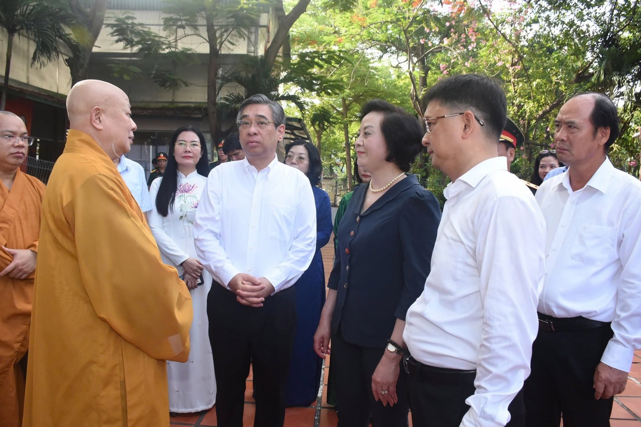 LÃNH ĐẠO NHÀ NƯỚC DÂNG HƯƠNG TƯỞNG NIỆM CÁC ANH HÙNG LIỆT SĨ TẠI CÔNG VIÊN LÊ THỊ RIÊNG