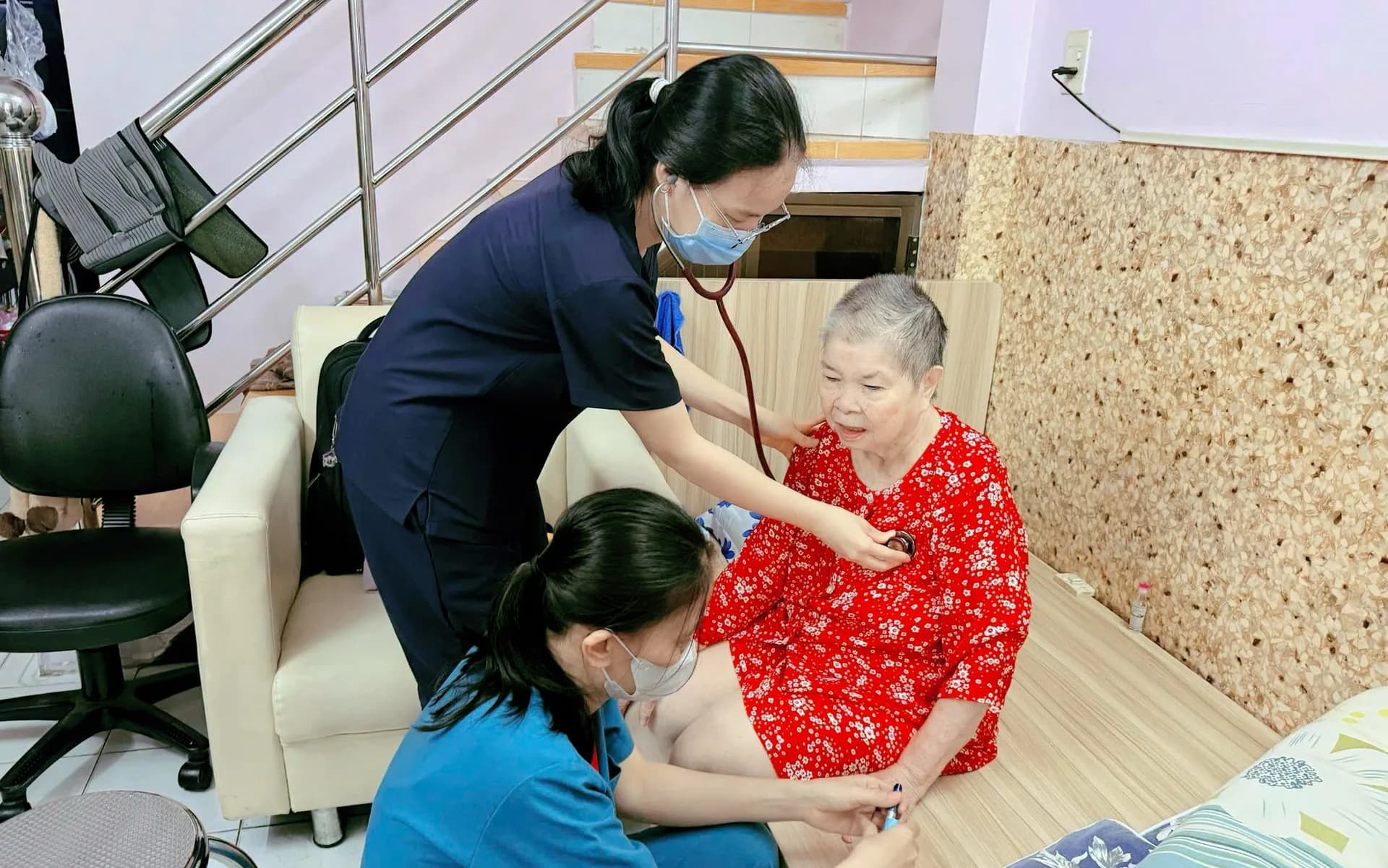 TIẾP TỤC ĐƯA TỔ Y TẾ ĐẾN TẬN NHÀ KHÁM SỨC KHỎE CHO NGƯỜI DÂN