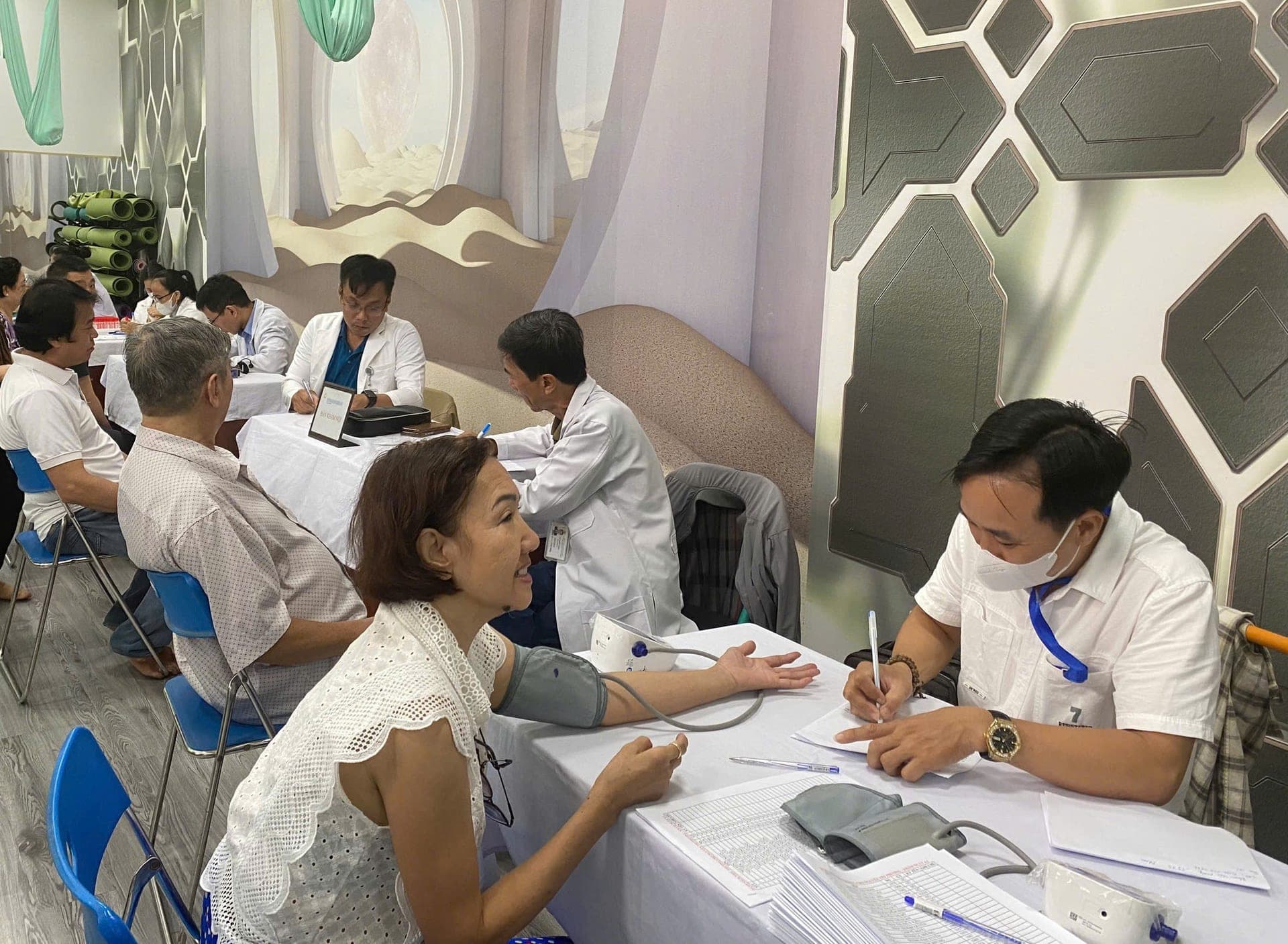 TỔ CHỨC HOẠT ĐỘNG KHÁM SỨC KHỎE CHO TIỂU THƯƠNG CHỢ NGUYỄN TRI PHƯƠNG