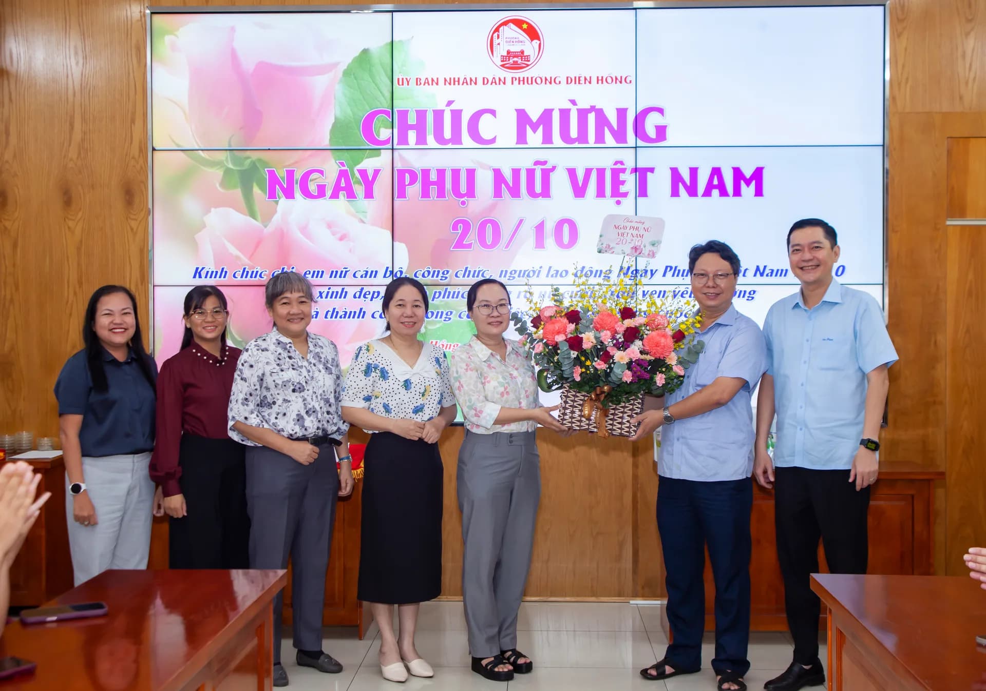 TÔN VINH NHỮNG ĐÓNG GÓP CỦA NỮ CÁN BỘ, CÔNG CHỨC NHÂN NGÀY 20/10