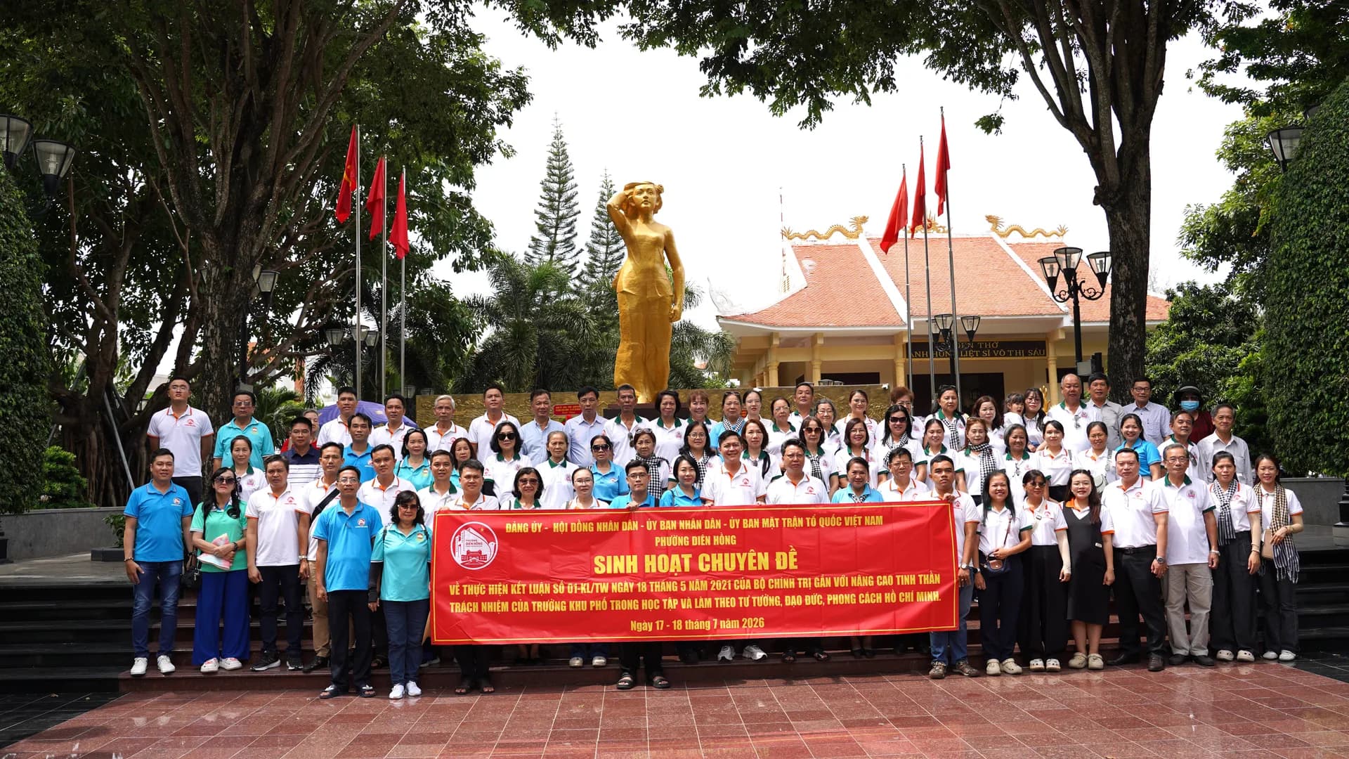 VỀ NGUỒN GIÁO DỤC TRUYỀN THỐNG, NÂNG CAO TRÁCH NHIỆM ĐỘI NGŨ TRƯỞNG KHU PHỐ