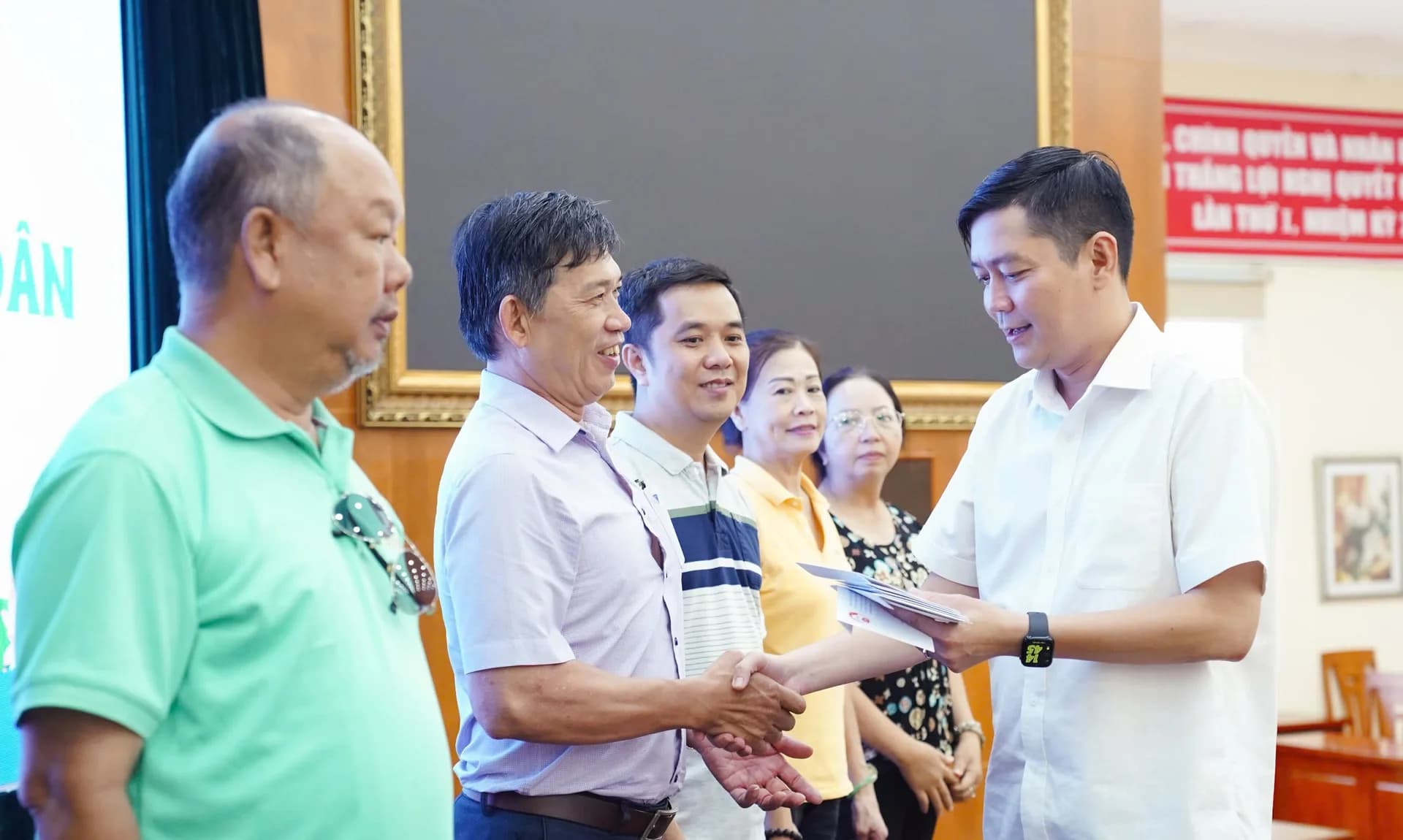 QUYẾT LIỆT NHỮNG NGÀY CUỐI, HOÀN THÀNH MỤC TIÊU KHÁM SỨC KHỎE TOÀN DÂN