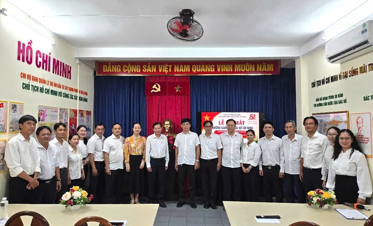 RA MẮT KHÔNG GIAN VĂN HÓA HỒ CHÍ MINH TẠI BAN QUẢN LÝ DỰ ÁN ĐẦU TƯ XÂY DỰNG PHƯỜNG DIÊN HỒNG