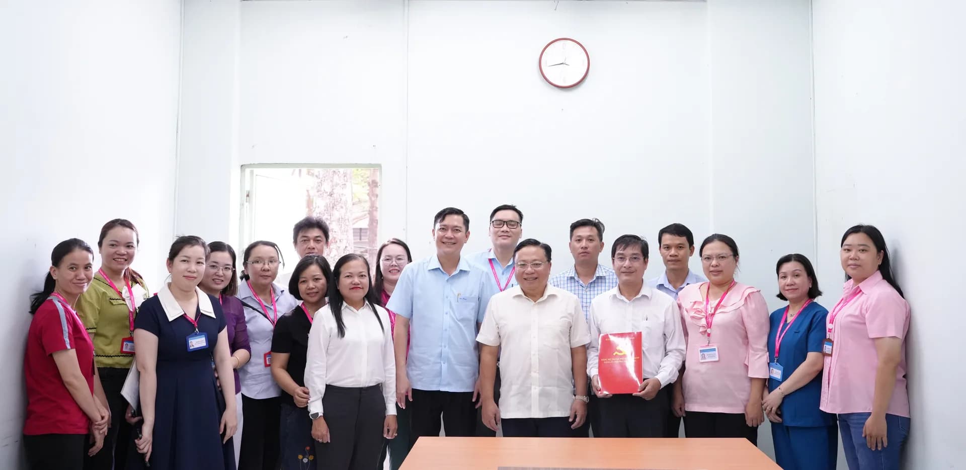 BÍ THƯ ĐẢNG ỦY PHƯỜNG DIÊN HỒNG THĂM, ĐỘNG VIÊN LỰC LƯỢNG Y TẾ THỰC HIỆN KHÁM SỨC KHỎE TOÀN DÂN