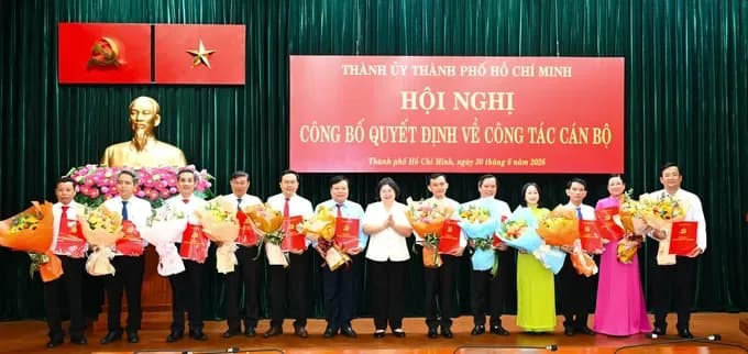 PHÓ BÍ THƯ THÀNH ỦY TPHCM VĂN THỊ BẠCH TUYẾT TRAO QUYẾT ĐỊNH CÁN BỘ