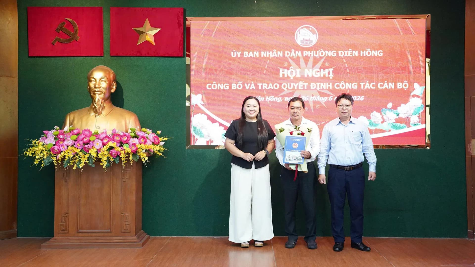 PHƯỜNG DIÊN HỒNG TRAO QUYẾT ĐỊNH ĐIỀU ĐỘNG, BỔ NHIỆM CÁN BỘ TẠI CÁC CƠ QUAN, ĐƠN VỊ