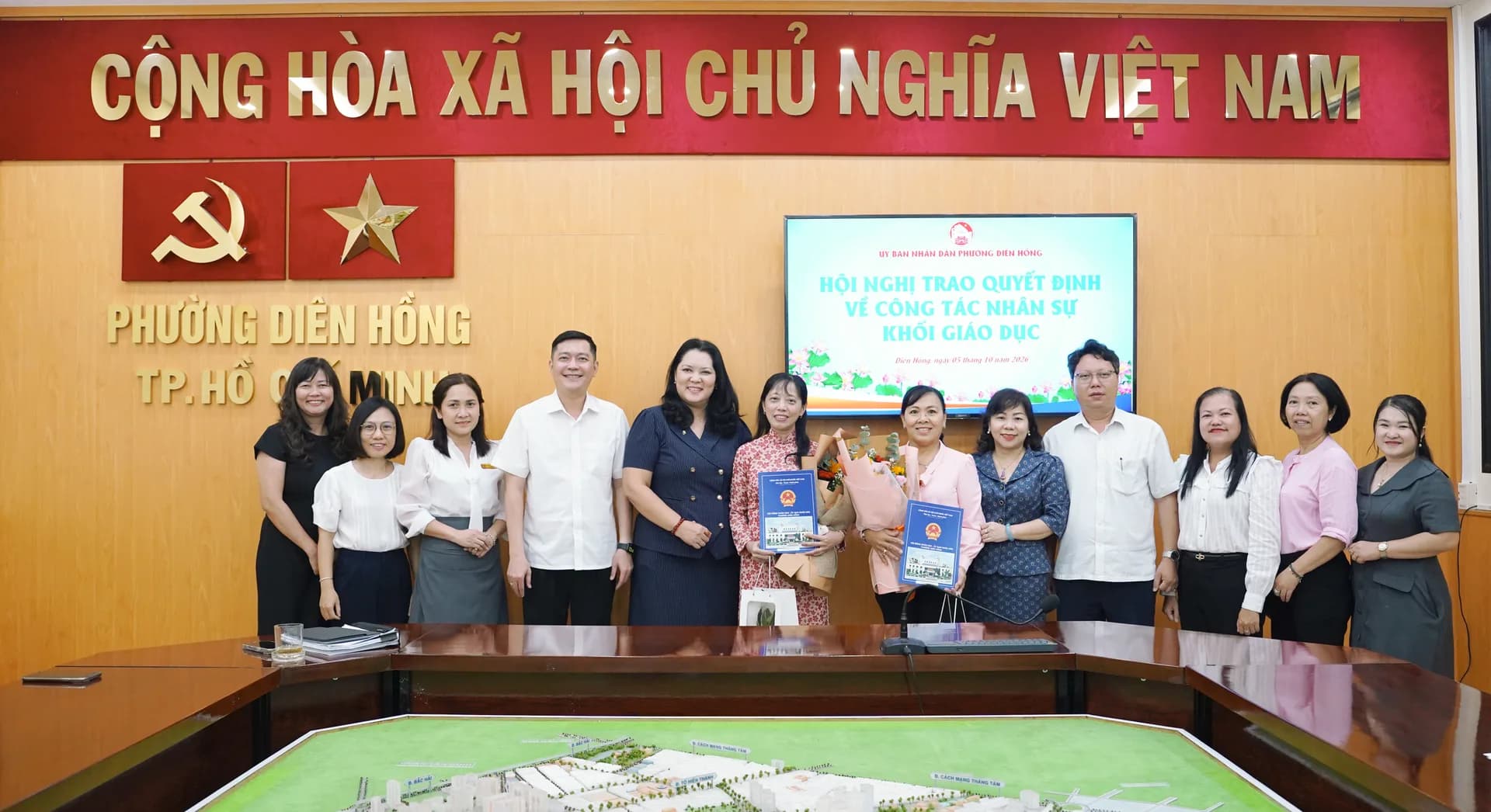PHƯỜNG DIÊN HỒNG TRAO QUYẾT ĐỊNH CÔNG TÁC NHÂN SỰ KHỐI GIÁO DỤC