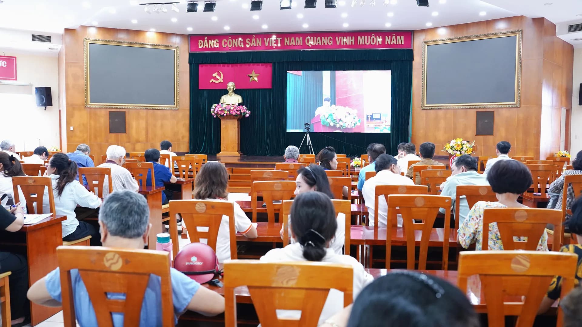 TỔ ĐẠI BIỂU QUỐC HỘI KHÓA XVI ĐƠN VỊ BẦU CỬ SỐ 6 TIẾP XÚC CỬ TRI TRƯỚC KỲ HỌP THỨ 2