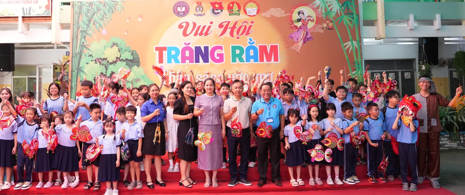 RỘN RÀNG “VUI HỘI TRĂNG RẰM” TẠI TRƯỜNG TIỂU HỌC LÊ ĐÌNH CHINH