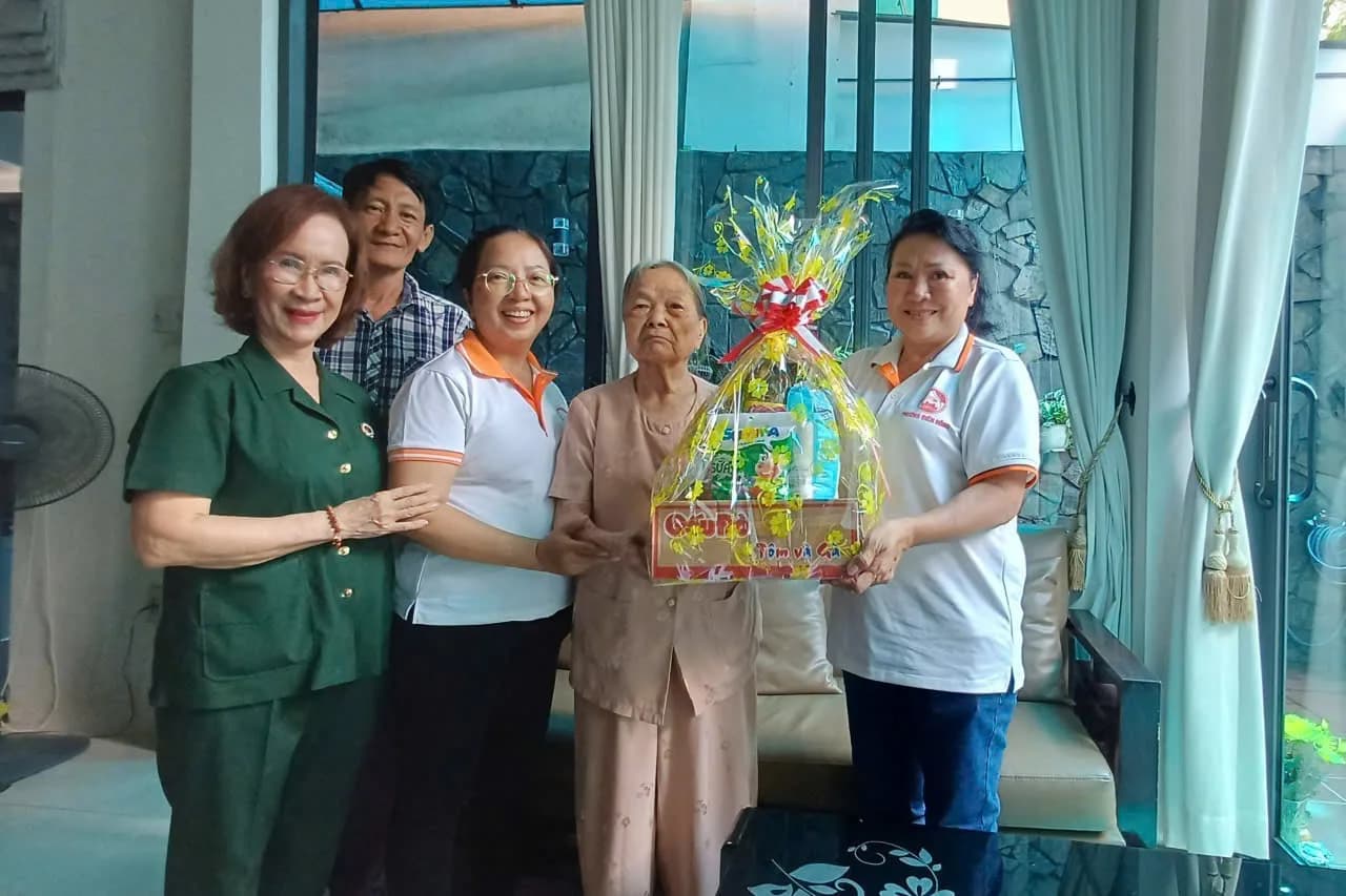 CẤP ỦY, BAN ĐIỀU HÀNH KHU PHỐ 16 THĂM, TẶNG QUÀ GIA ĐÌNH CHÍNH SÁCH NHÂN KỶ NIỆM NGÀY THƯƠNG BINH - LIỆT SĨ 27/7