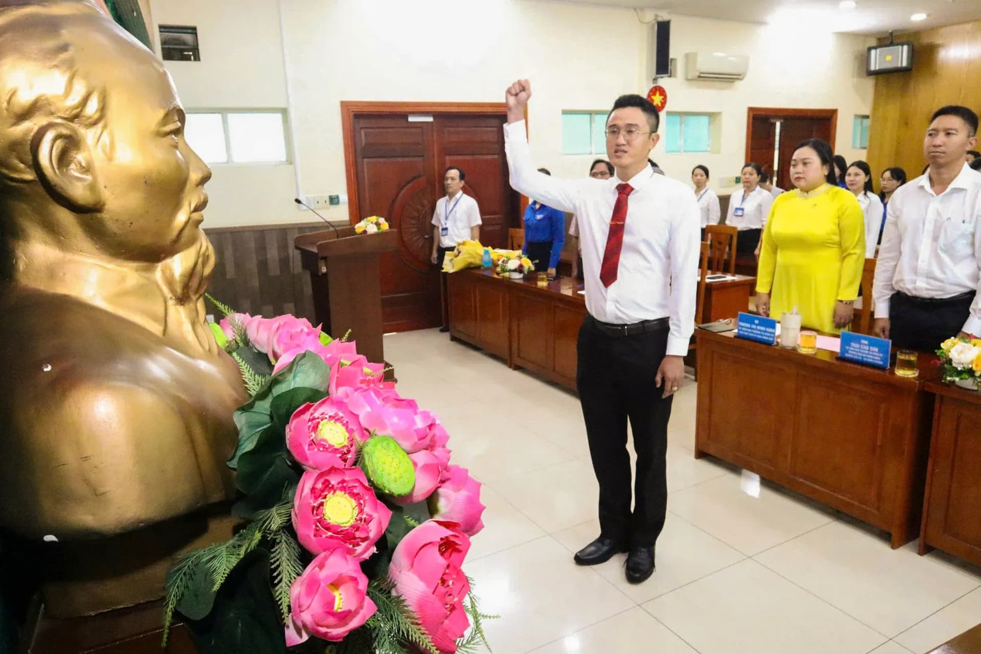CHI BỘ PHÒNG KINH TẾ, HẠ TẦNG VÀ ĐÔ THỊ PHƯỜNG DIÊN HỒNG TỔ CHỨC LỄ KẾT NẠP ĐẢNG VIÊN MỚI