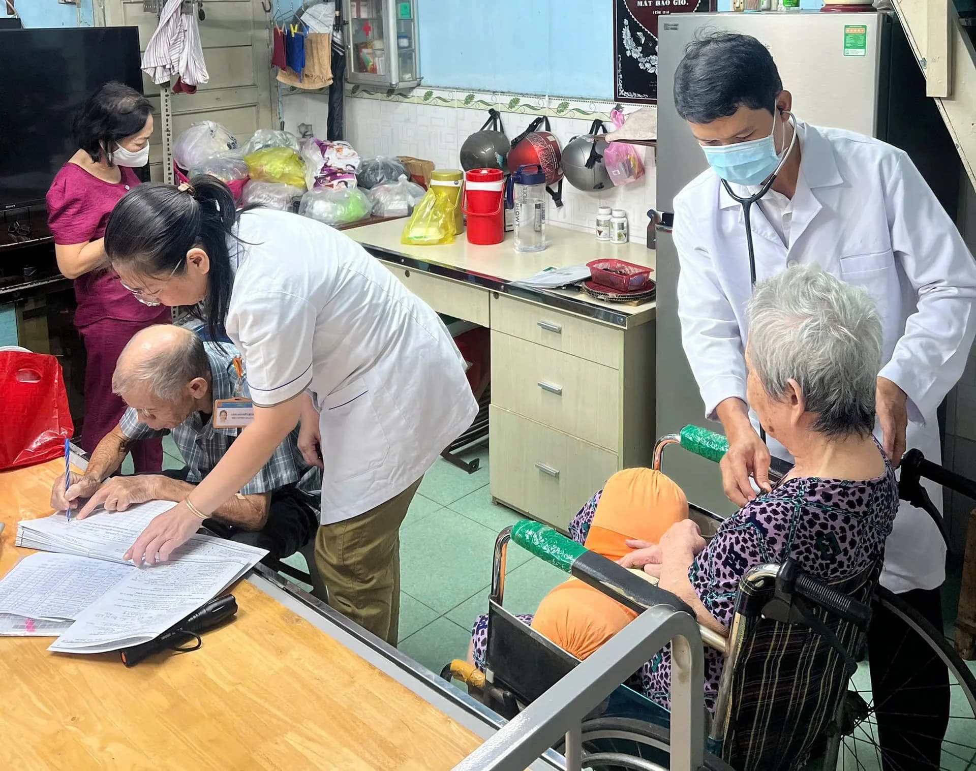 PHƯỜNG DIÊN HỒNG ĐƯA CÁC TỔ KHÁM SỨC KHỎE ĐẾN TẬN NHÀ DÂN