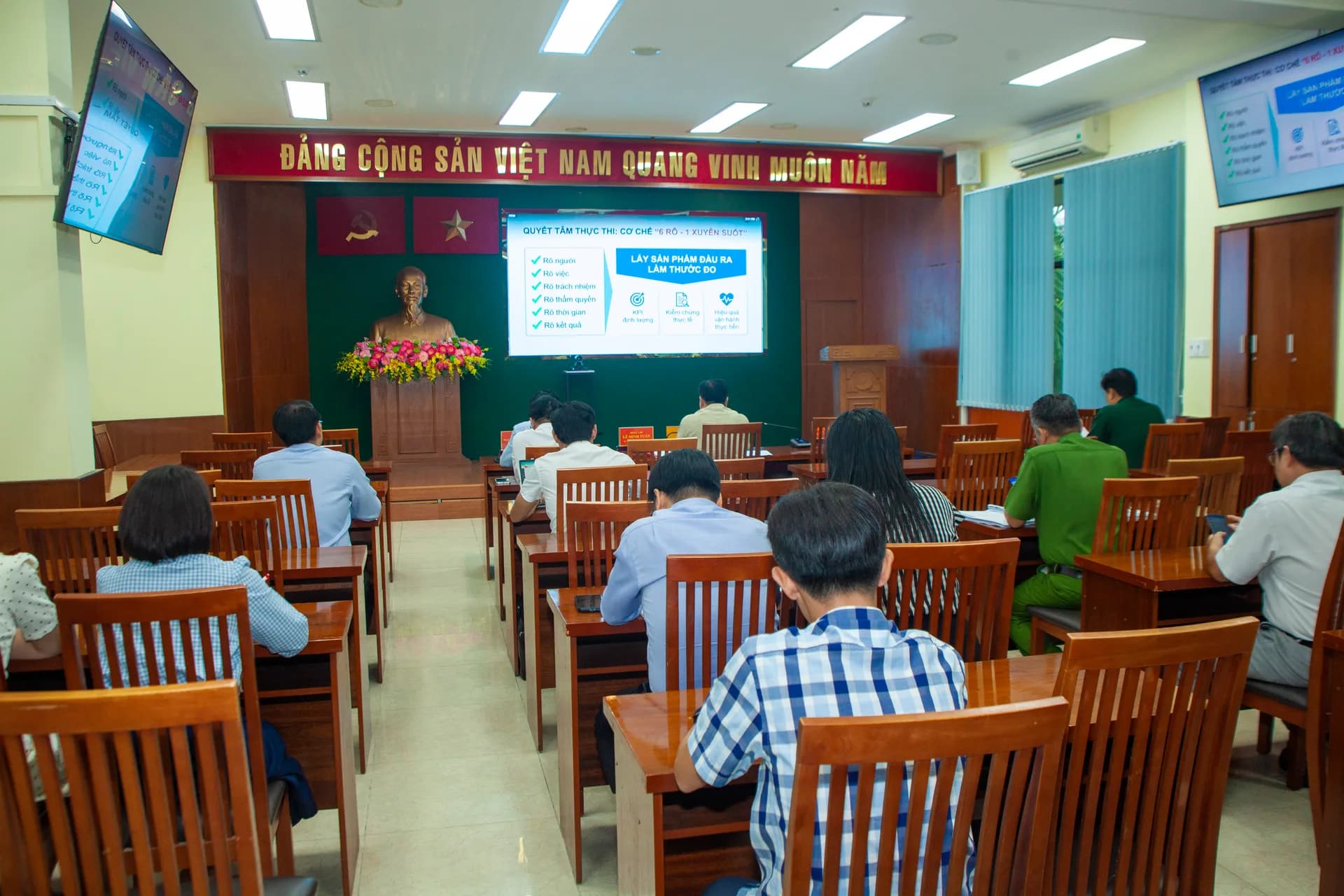 ĐẨY MẠNH CHUYỂN ĐỔI SỐ, KHƠI THÔNG NGUỒN LỰC PHÁT TRIỂN