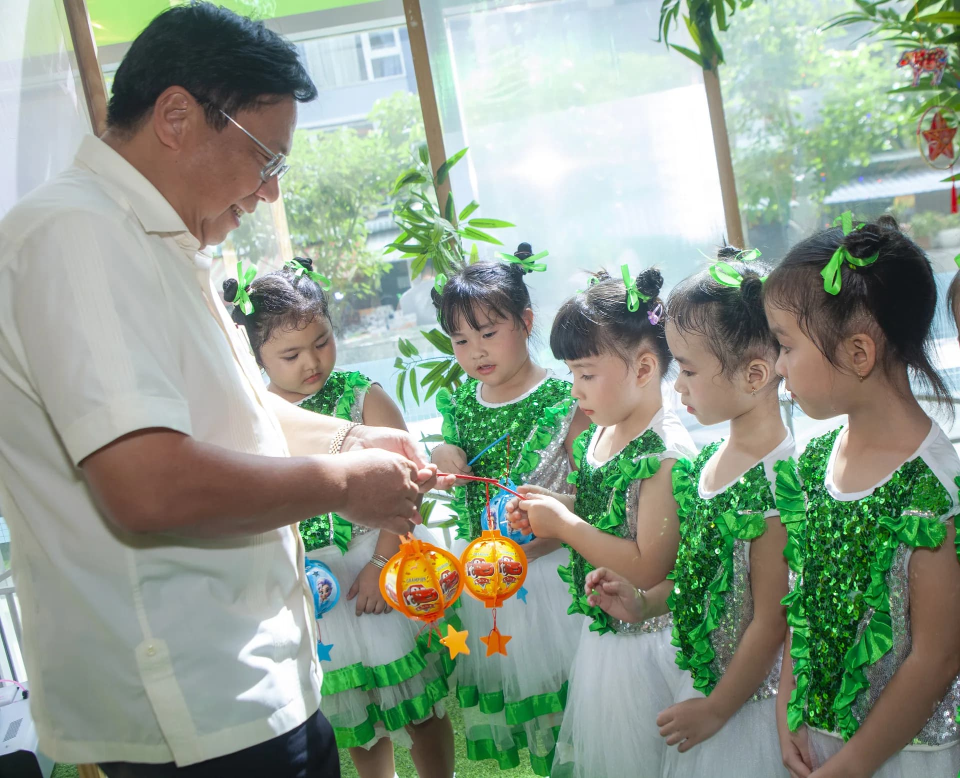 ẤM ÁP CHƯƠNG TRÌNH "VẦNG TRĂNG YÊU THƯƠNG" TẠI TRƯỜNG MẦM NON DIÊN HỒNG, PHÂN HIỆU 1