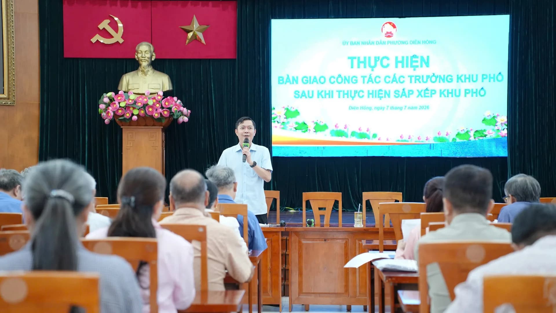 PHƯỜNG DIÊN HỒNG BÀN GIAO CÔNG TÁC TRƯỞNG KHU PHỐ SAU KHI SẮP XẾP