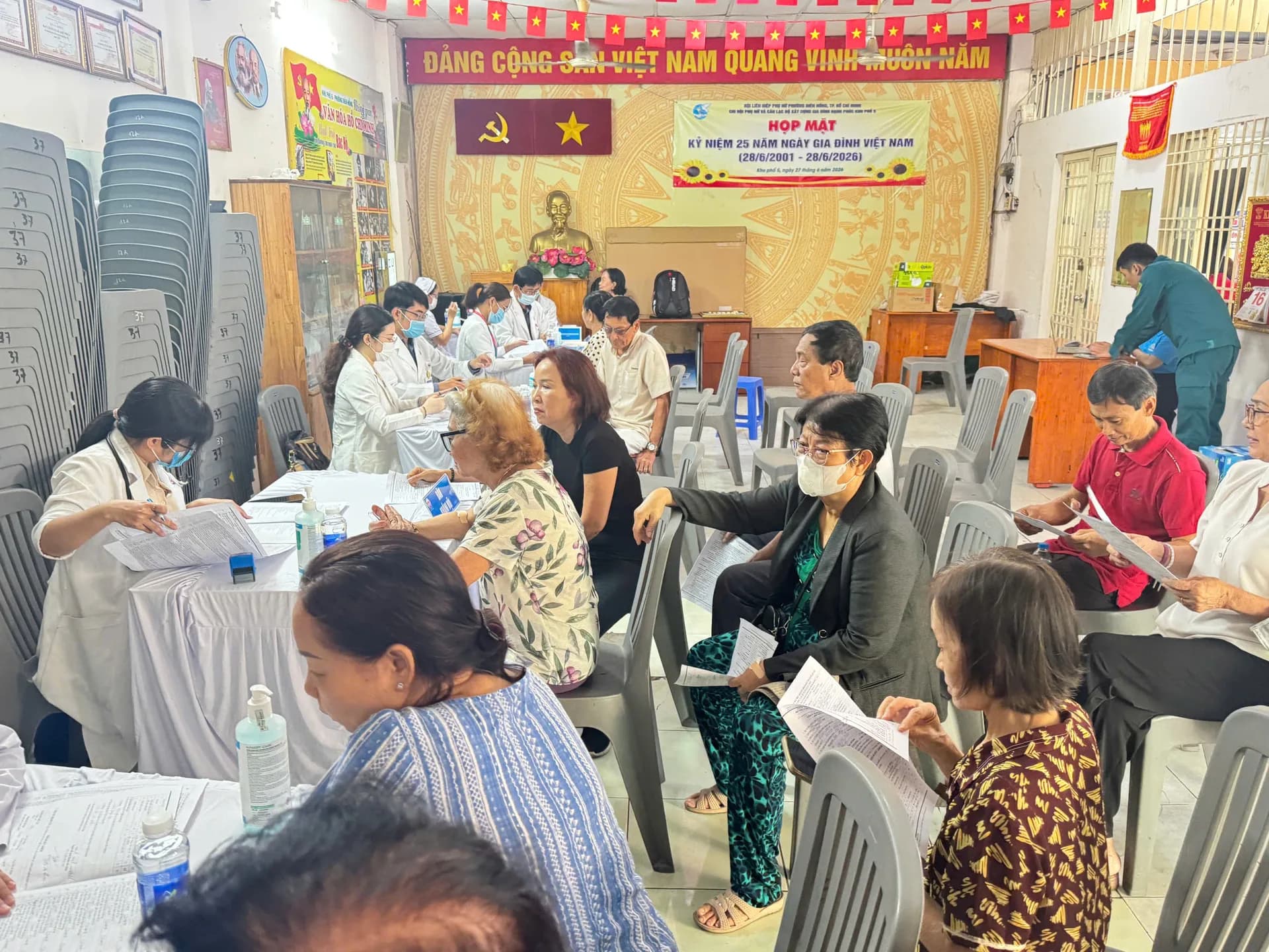 NGƯỜI DÂN KHU PHỐ 4, 5, 6 KHÁM SỨC KHỎE NGAY TẠI KHU DÂN CƯ