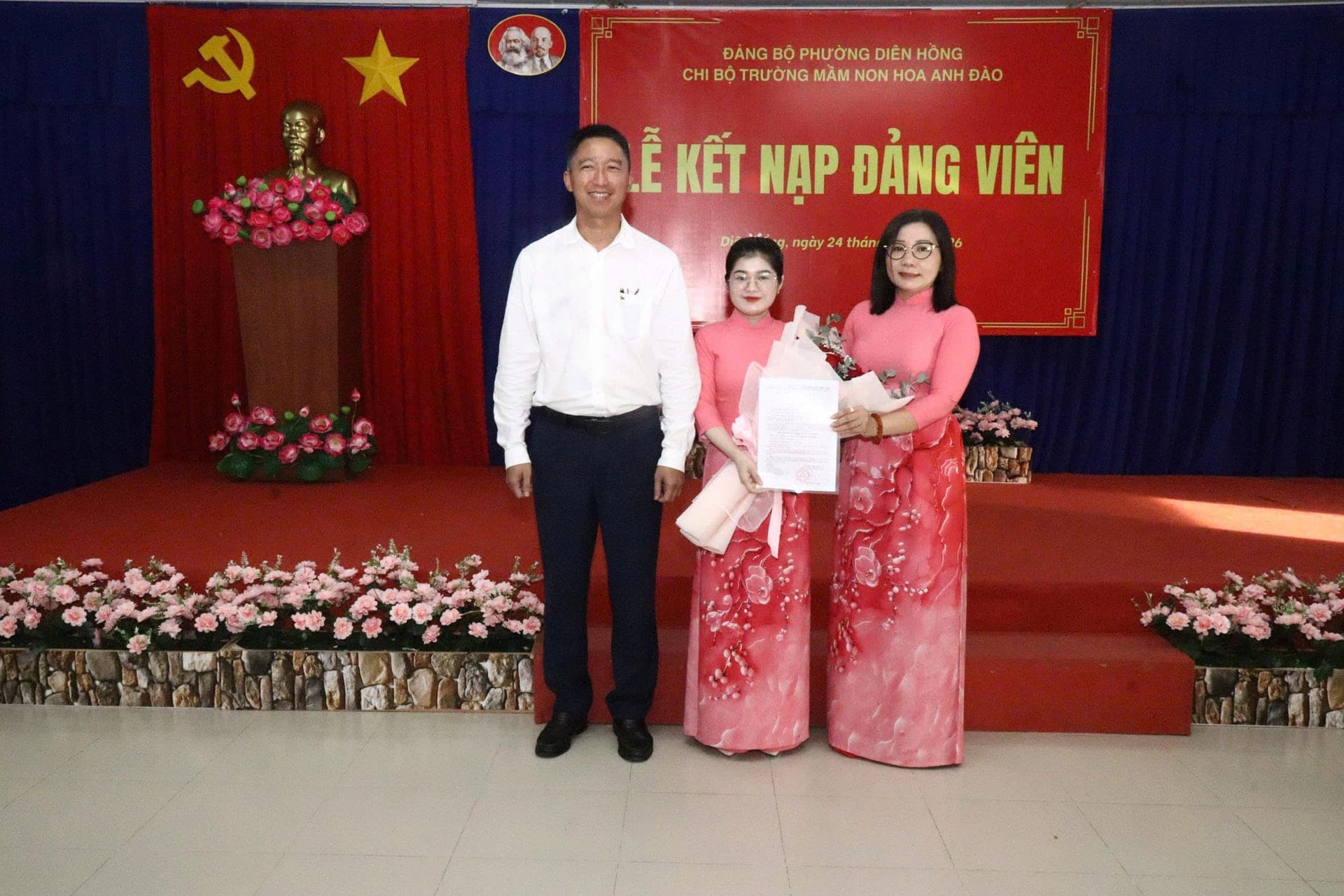 CHI BỘ TRƯỜNG MẦM NON HOA ANH ĐÀO TỔ CHỨC LỄ KẾT NẠP ĐẢNG VIÊN MỚI