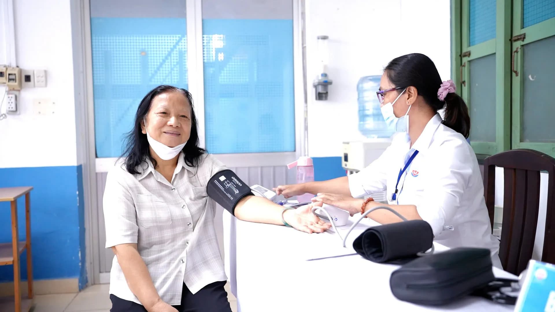 KHÁM SỨC KHỎE TOÀN DÂN: THÊM ĐIỂM TỰA CHĂM LO NGƯỜI CAO TUỔI