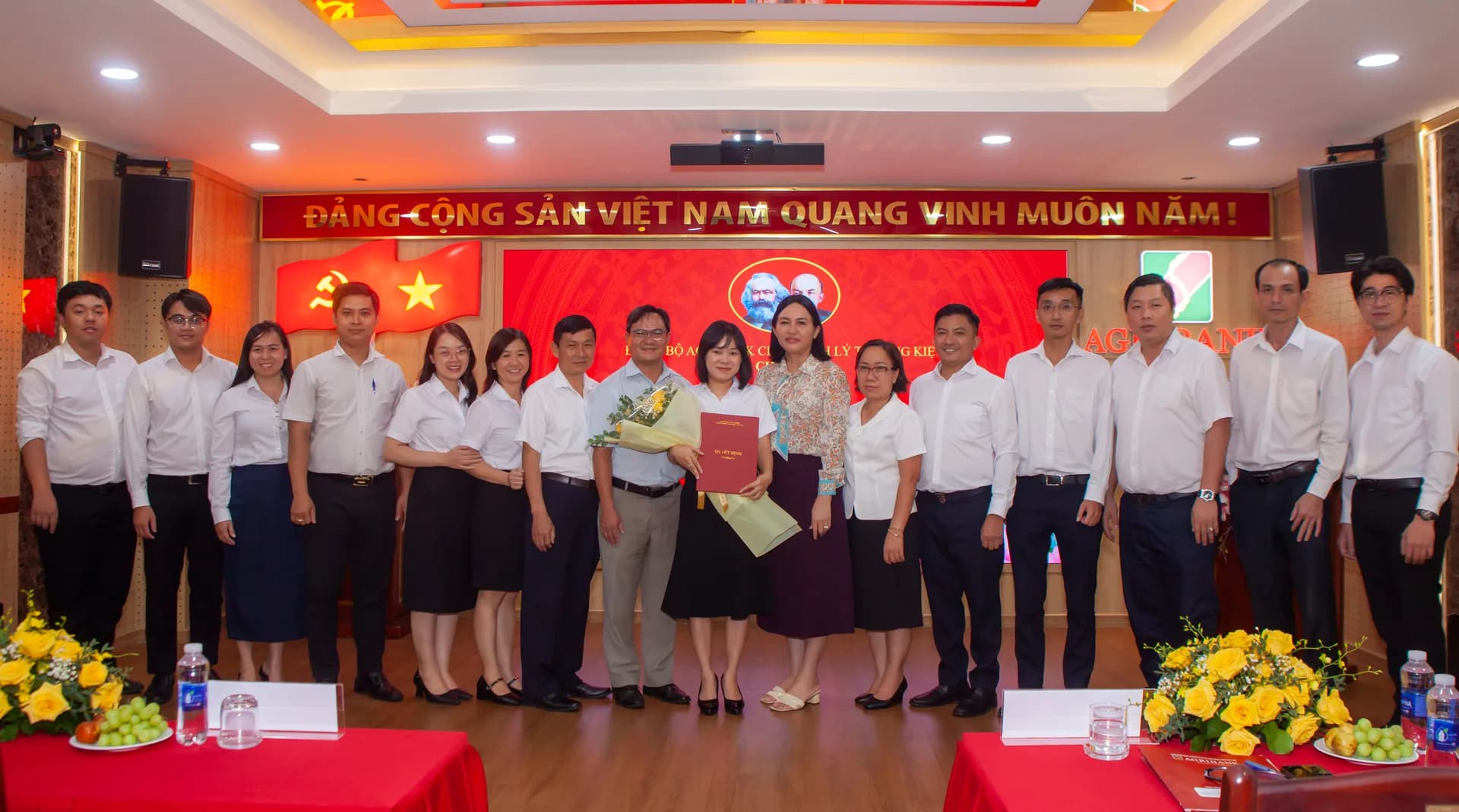 ĐẢNG BỘ AGRIBANK CHI NHÁNH LÝ THƯỜNG KIỆT KẾT NẠP 2 ĐẢNG VIÊN MỚI