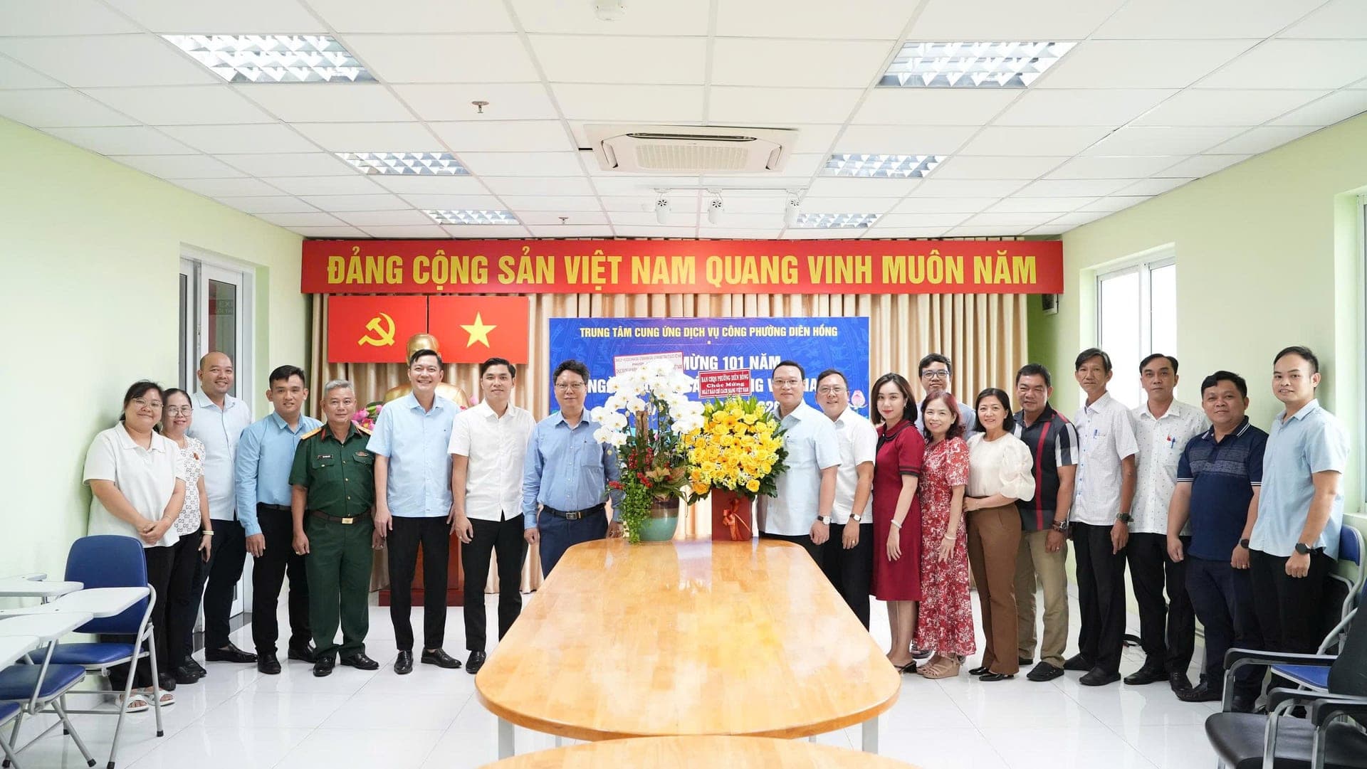 LÃNH ĐẠO PHƯỜNG DIÊN HỒNG THĂM, CHÚC MỪNG TRUNG TÂM CUNG ỨNG DỊCH VỤ CÔNG NHÂN NGÀY BÁO CHÍ CÁCH MẠNG VIỆT NAM