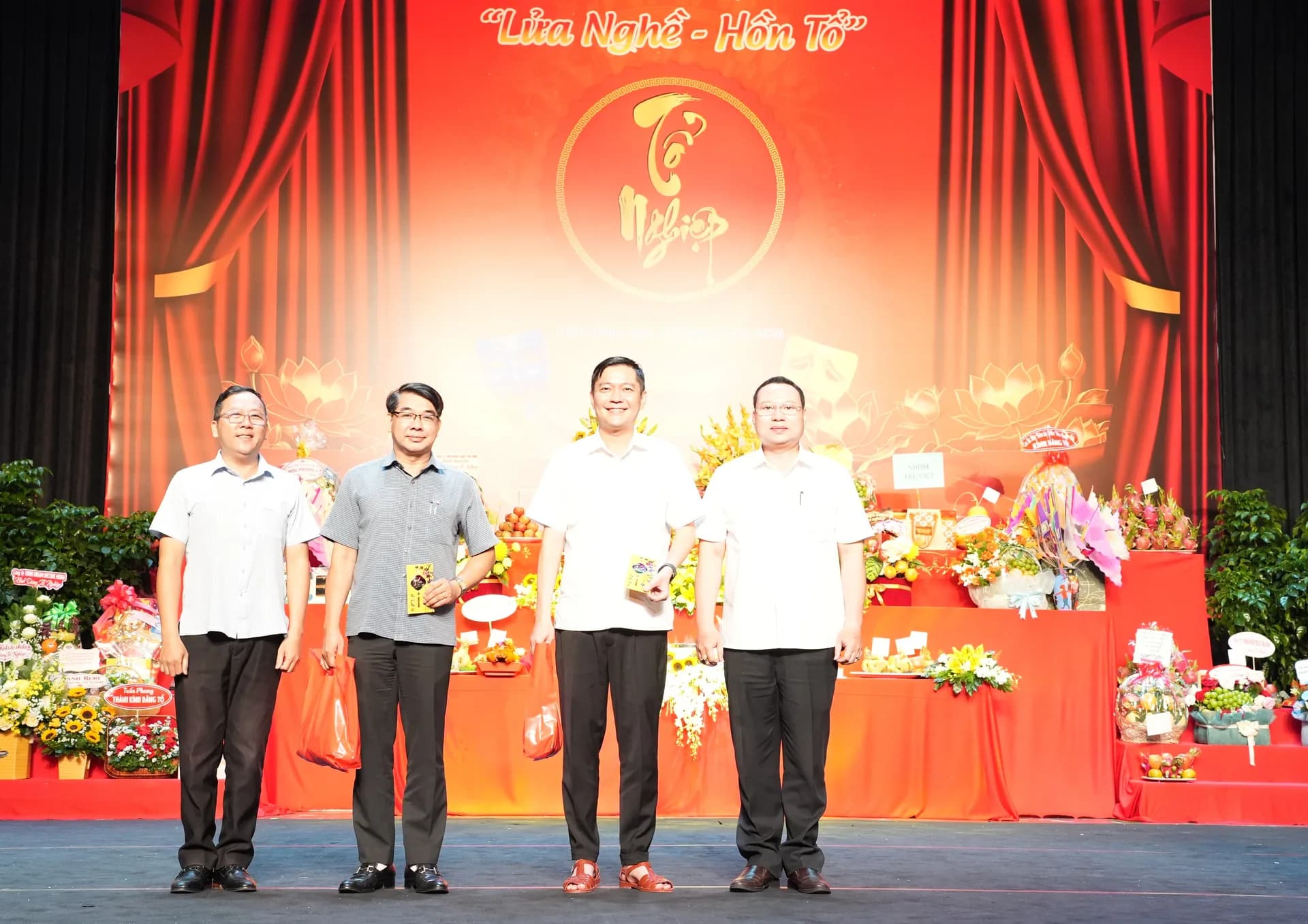TRUNG TÂM CUNG ỨNG DỊCH VỤ CÔNG PHƯỜNG DIÊN HỒNG TÔN VINH NGÀY SÂN KHẤU VIỆT NAM – LAN TỎA TÌNH YÊU NGHỆ THUẬT TỪ CƠ SỞ
