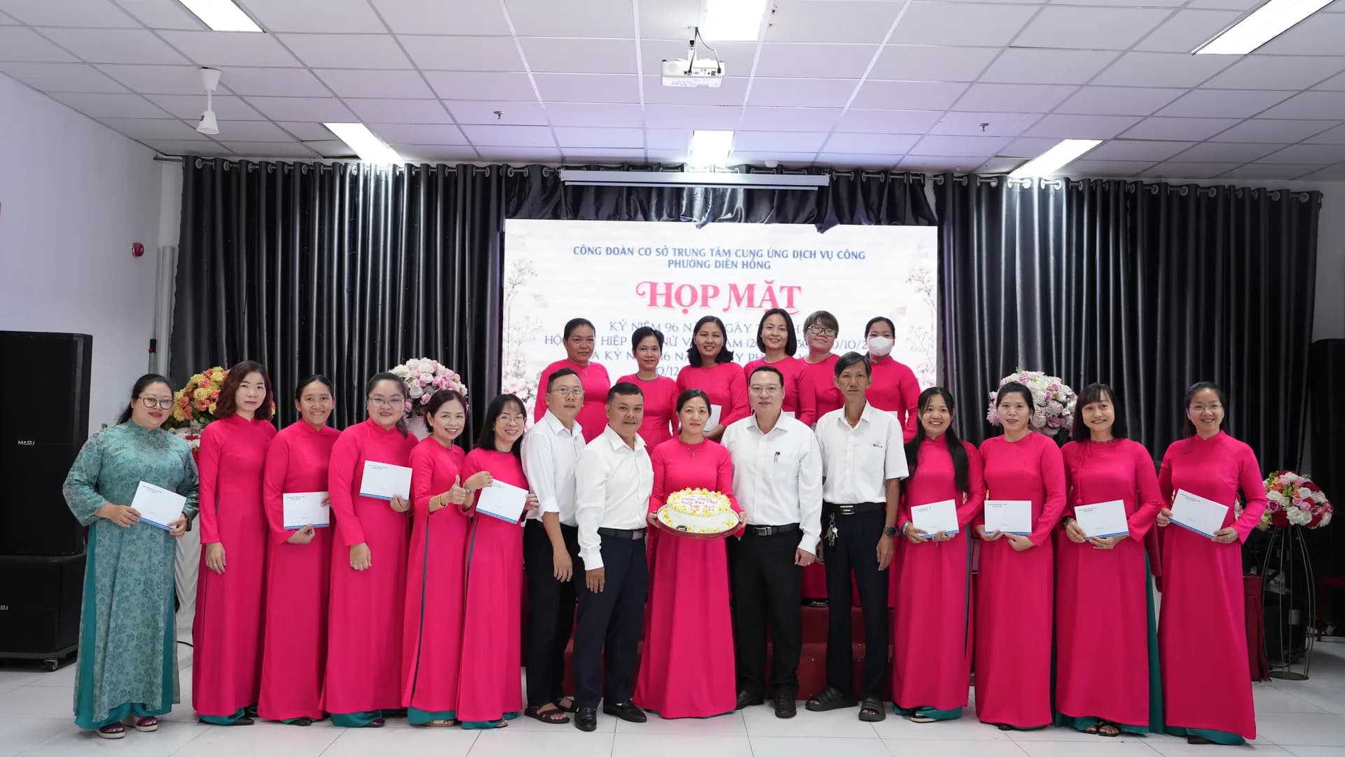 ẤM ÁP BUỔI HỌP MẶT KỶ NIỆM NGÀY PHỤ NỮ VIỆT NAM 20/10 TẠI TRUNG TÂM CUNG ỨNG DỊCH VỤ CÔNG PHƯỜNG DIÊN HỒNG