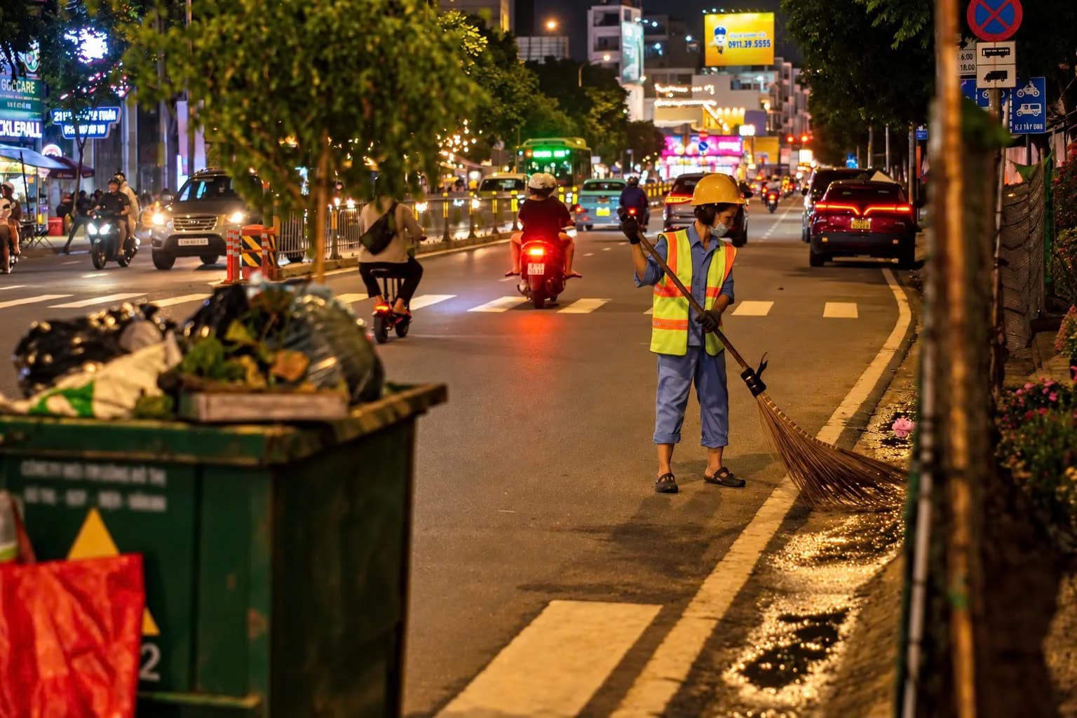 PHÓNG SỰ ẢNH: NHỮNG “BÓNG HỒNG” THẦM LẶNG GIỮ PHỐ DIÊN HỒNG SẠCH ĐẸP VỀ ĐÊM