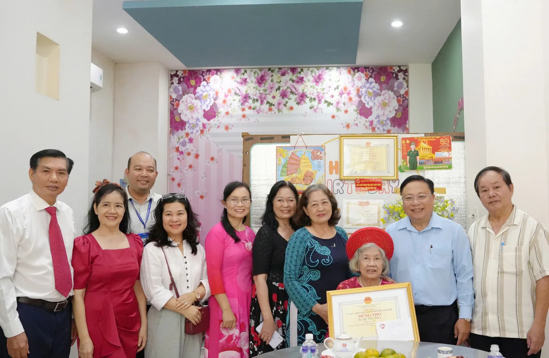 LÃNH ĐẠO PHƯỜNG DIÊN HỒNG THĂM, CHÚC THỌ NGƯỜI CAO TUỔI TRÒN 90 VÀ 100 TUỔI