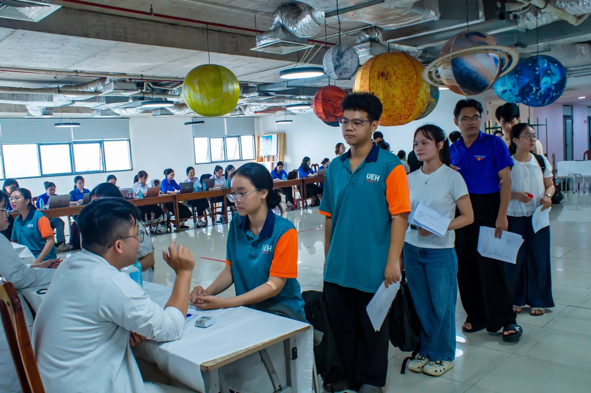 HÀNG TRĂM SINH VIÊN UEH ĐƯỢC KHÁM SỨC KHỎE TRONG ĐỢT CAO ĐIỂM TẠI PHƯỜNG DIÊN HỒNG