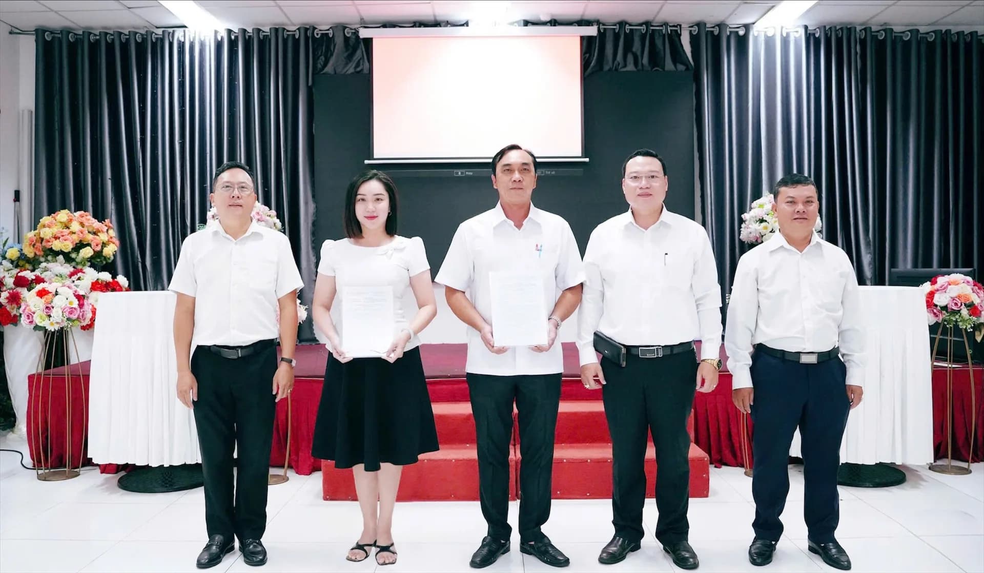 KIỆN TOÀN ĐỘI NGŨ LÃNH ĐẠO, NÂNG CAO HIỆU QUẢ HOẠT ĐỘNG TRUNG TÂM CUNG ỨNG DỊCH VỤ CÔNG PHƯỜNG DIÊN HỒNG