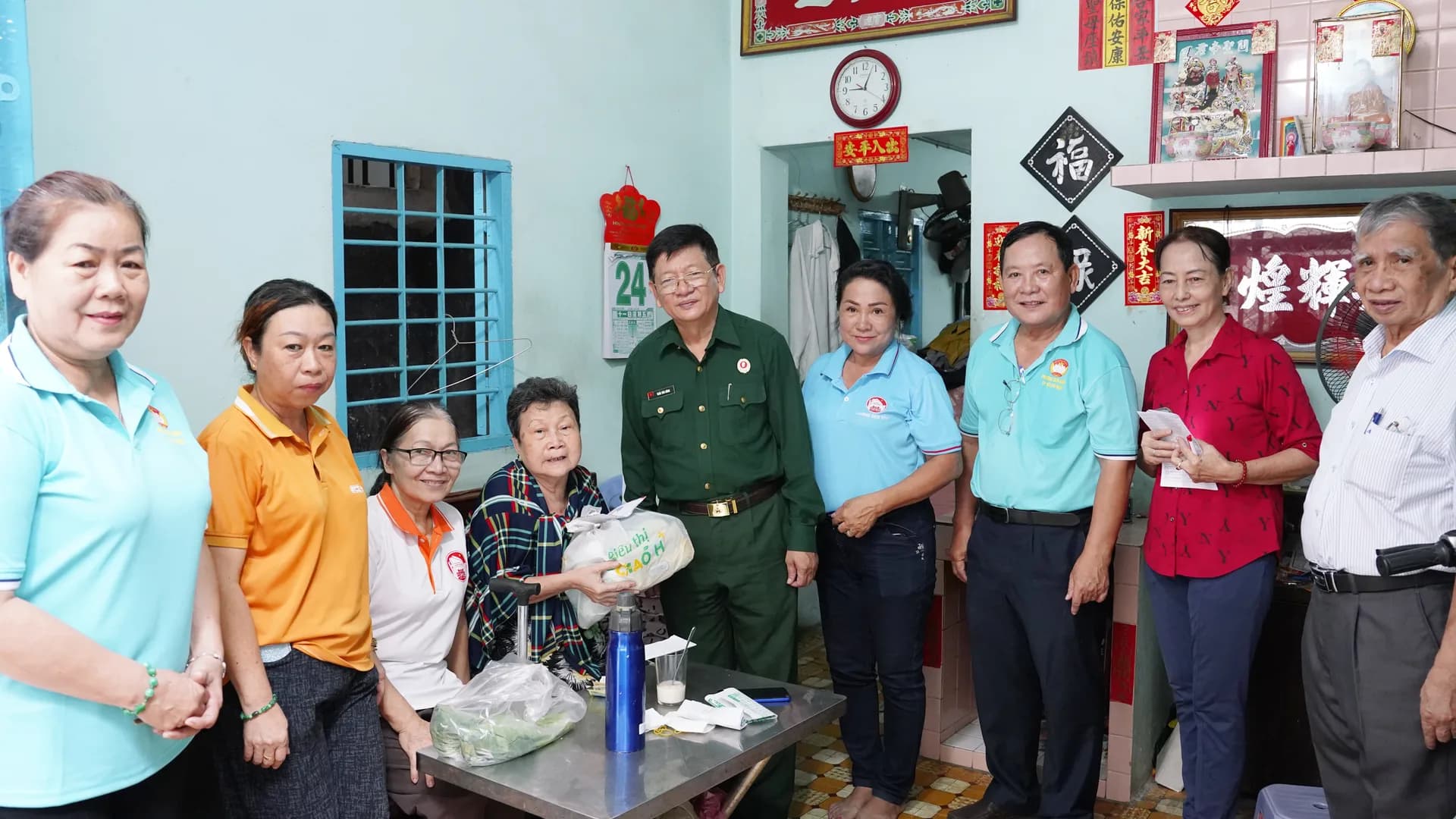 TRAO 76 PHẦN QUÀ ĐẾN NGƯỜI CAO TUỔI CÓ HOÀN CẢNH KHÓ KHĂN TẠI PHƯỜNG DIÊN HỒNG