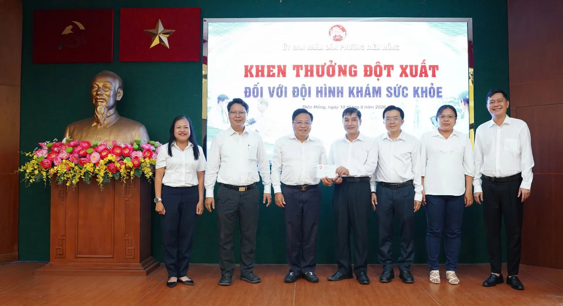 TĂNG CƯỜNG LỰC LƯỢNG HỖ TRỢ KHÁM SỨC KHỎE TẠI 26 KHU PHỐ