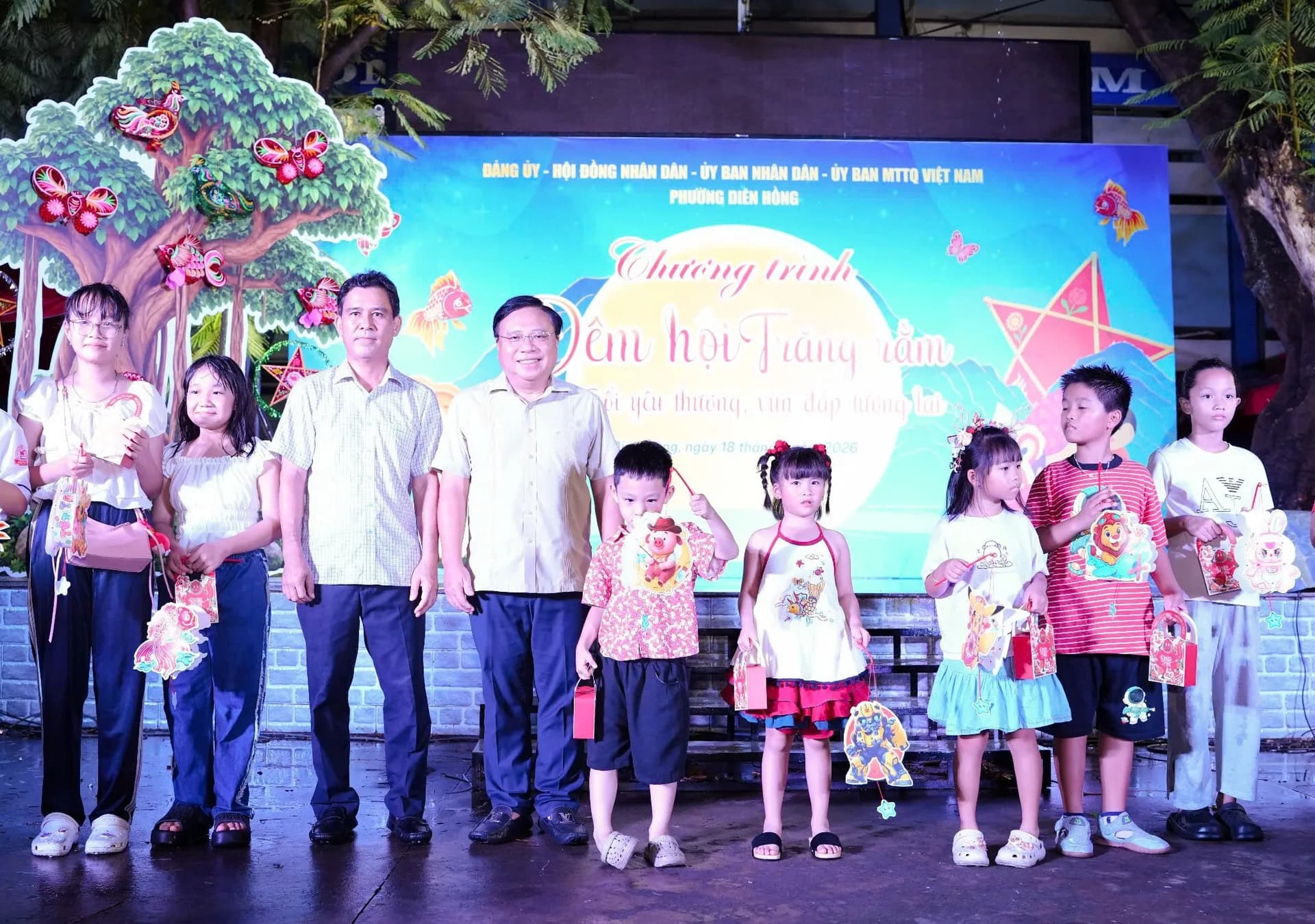 RỘN RÀNG ĐÊM TRUNG THU CỦA TRẺ EM PHƯỜNG DIÊN HỒNG