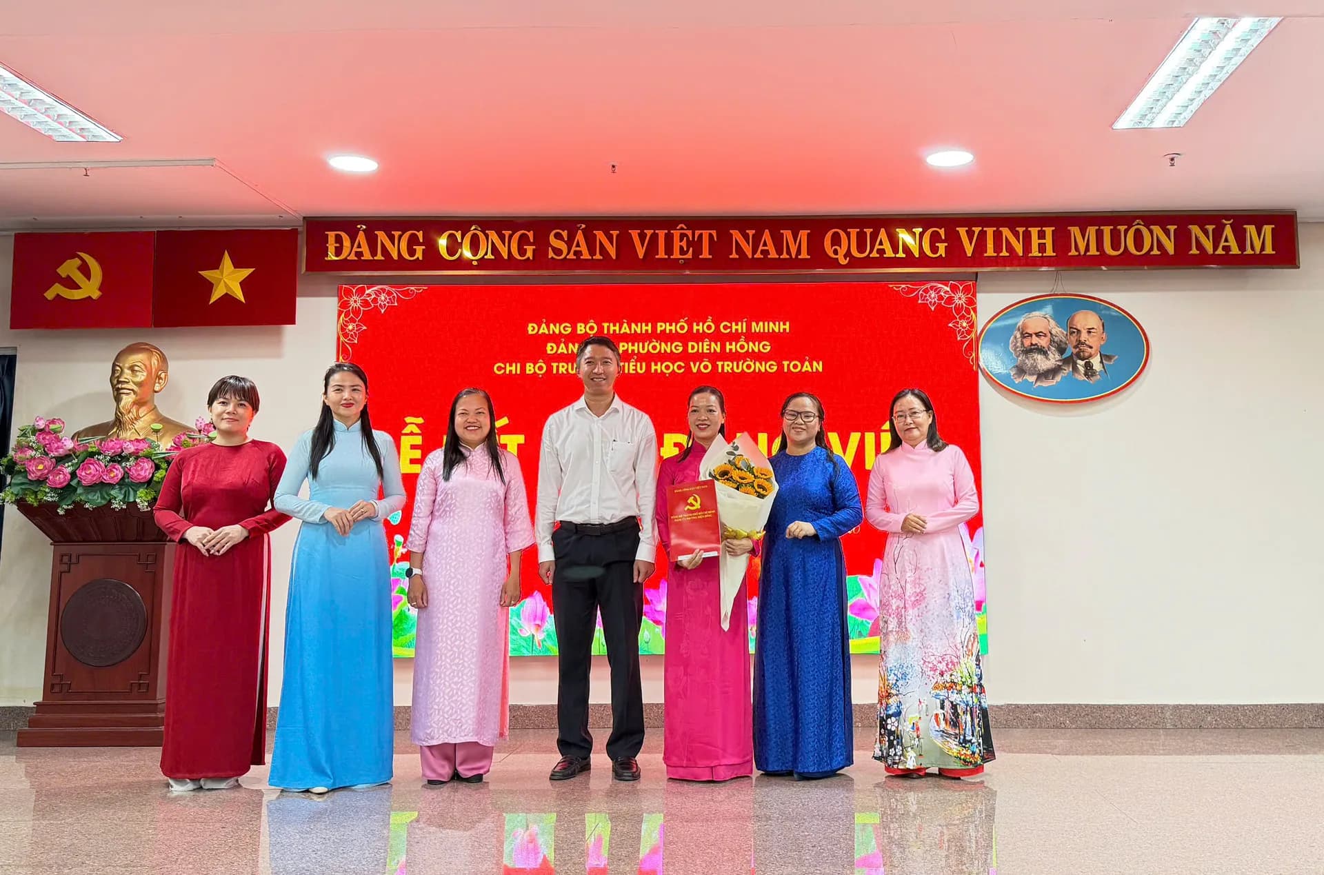 KẾT NẠP ĐẢNG VIÊN MỚI TẠI “ĐỊA CHỈ ĐỎ” BẾN NHÀ RỒNG
