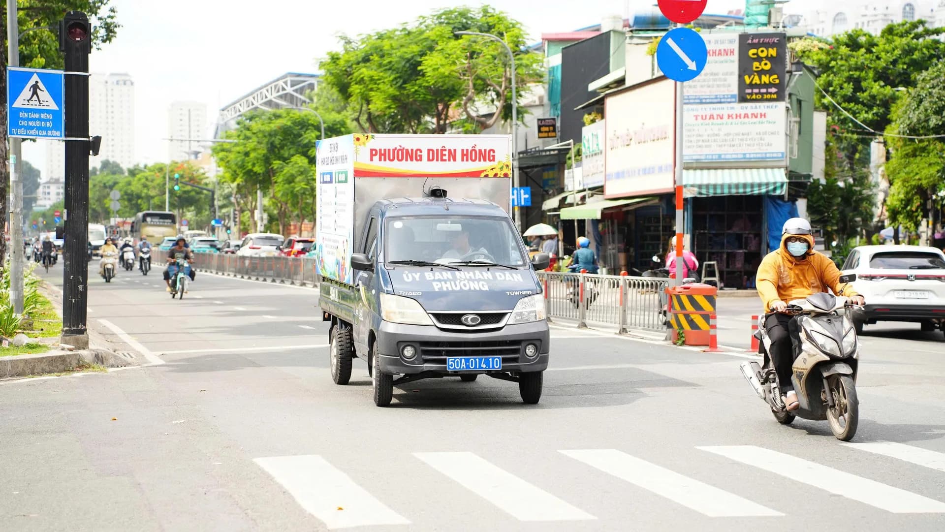 XE LOA LƯU ĐỘNG ĐƯA THÔNG TIN KHÁM SỨC KHỎE MIỄN PHÍ ĐẾN NGƯỜI DÂN