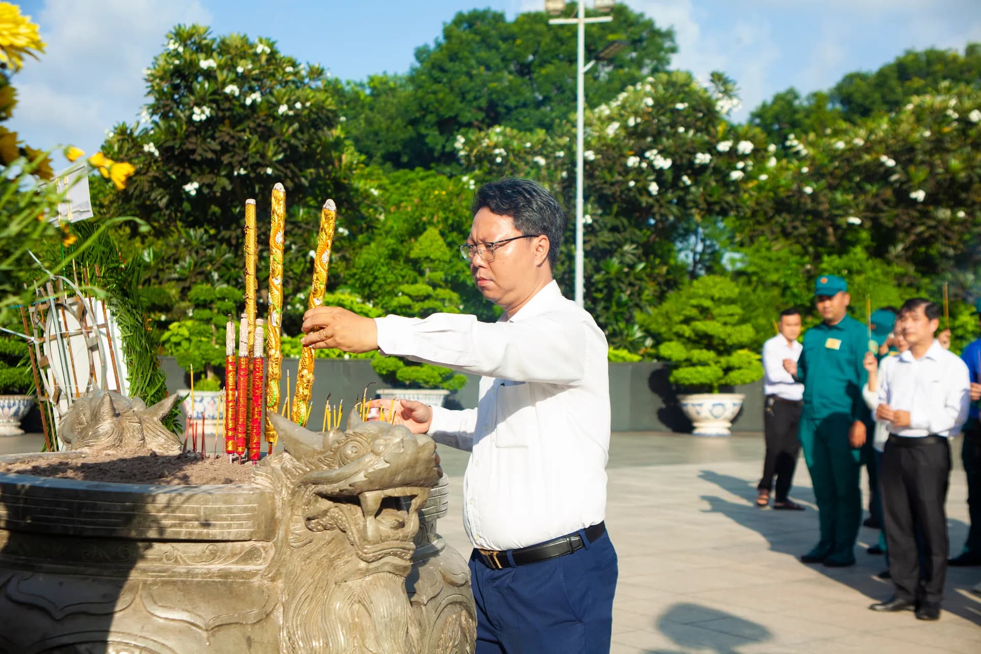 KHẮC GHI ĐẠO LÝ TRI ÂN: PHƯỜNG DIÊN HỒNG DÂNG HƯƠNG TƯỞNG NIỆM CÁC ANH HÙNG LIỆT SĨ