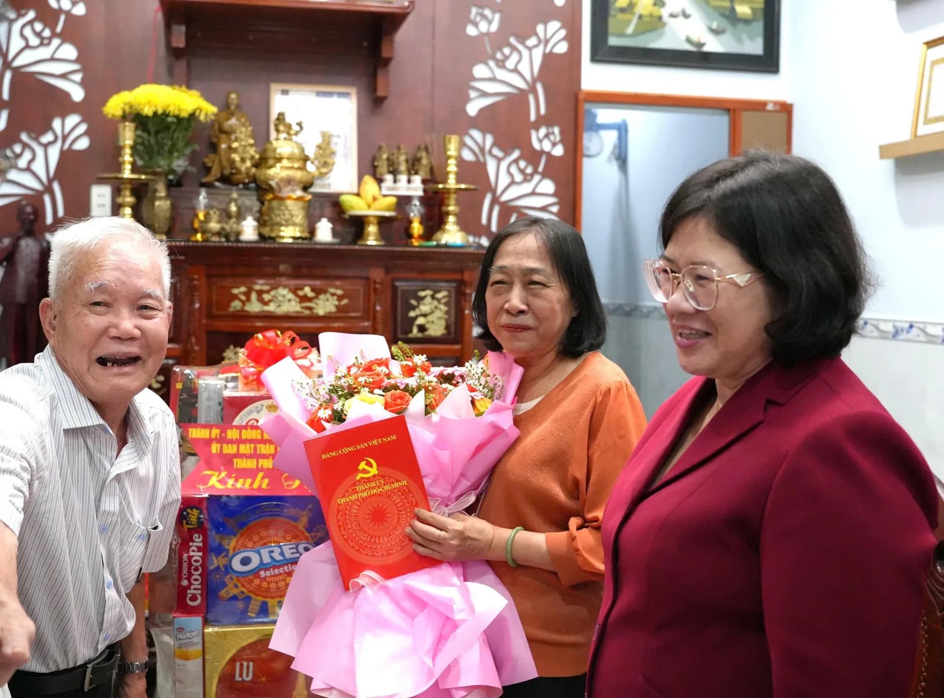 PHÓ BÍ THƯ THÀNH ỦY TP.HCM THĂM GIA ĐÌNH CHÍNH SÁCH TIÊU BIỂU TẠI PHƯỜNG DIÊN HỒNG