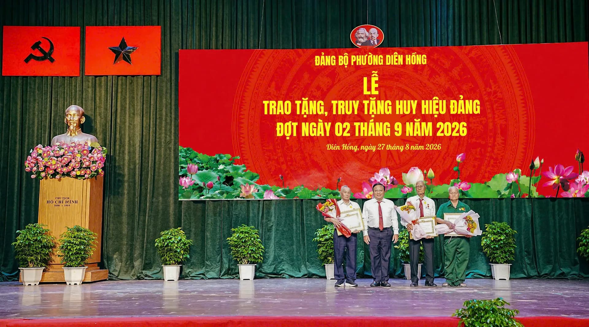 TRAO TẶNG, TRUY TẶNG HUY HIỆU ĐẢNG ĐẾN 268 ĐẢNG VIÊN PHƯỜNG DIÊN HỒNG