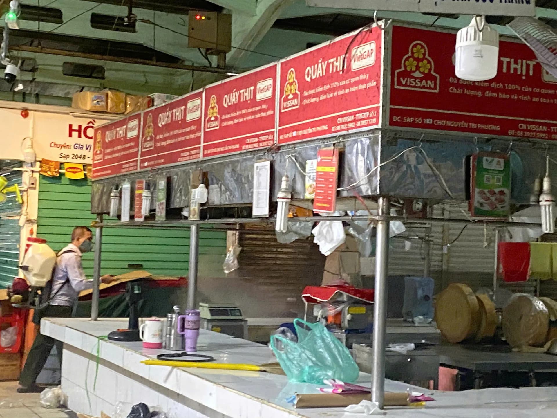 CHỢ NGUYỄN TRI PHƯƠNG TĂNG CƯỜNG VỆ SINH, KHỬ KHUẨN