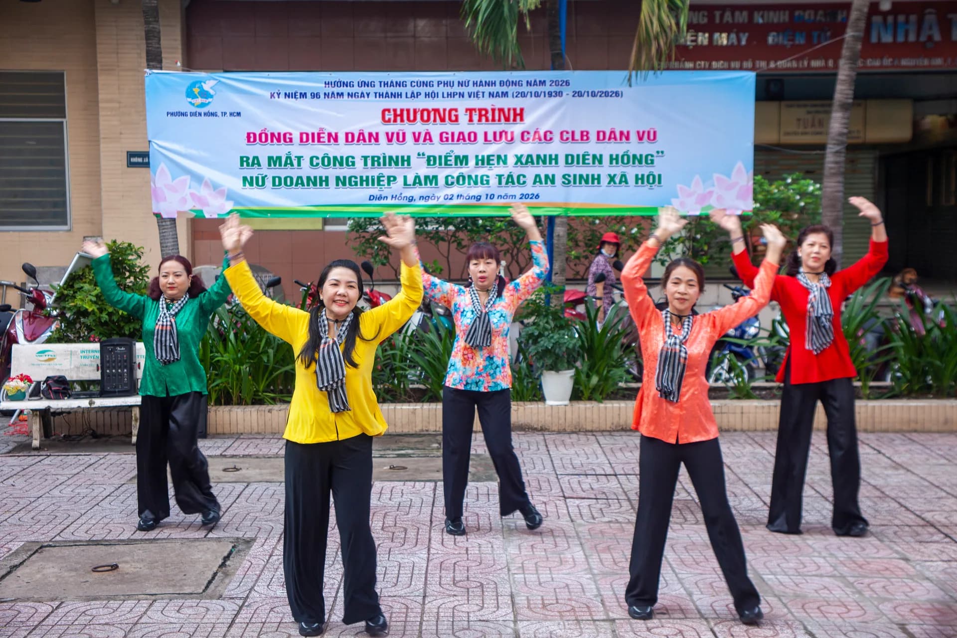 SÔI NỔI CHƯƠNG TRÌNH ĐỒNG DIỄN DÂN VŨ VÀ RA MẮT CÔNG TRÌNH "ĐIỂM HẸN XANH DIÊN HỒNG"
